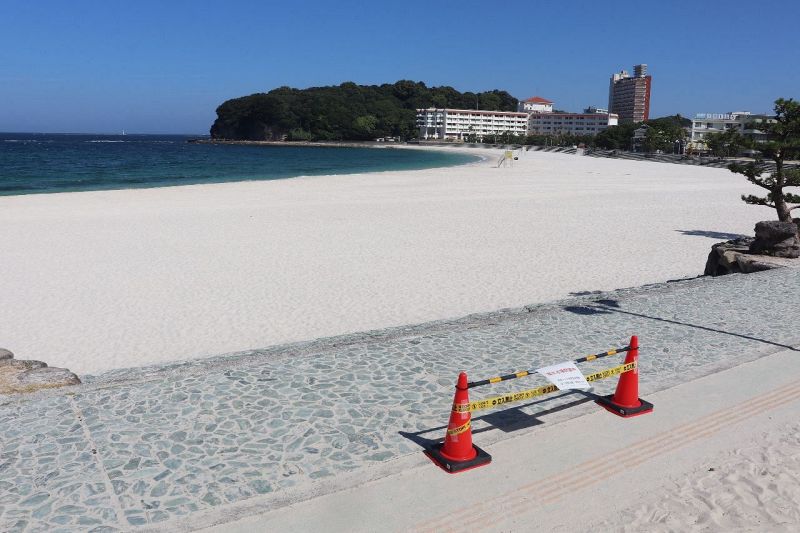 立ち入り禁止になっている白良浜海水浴場（和歌山県白浜町）