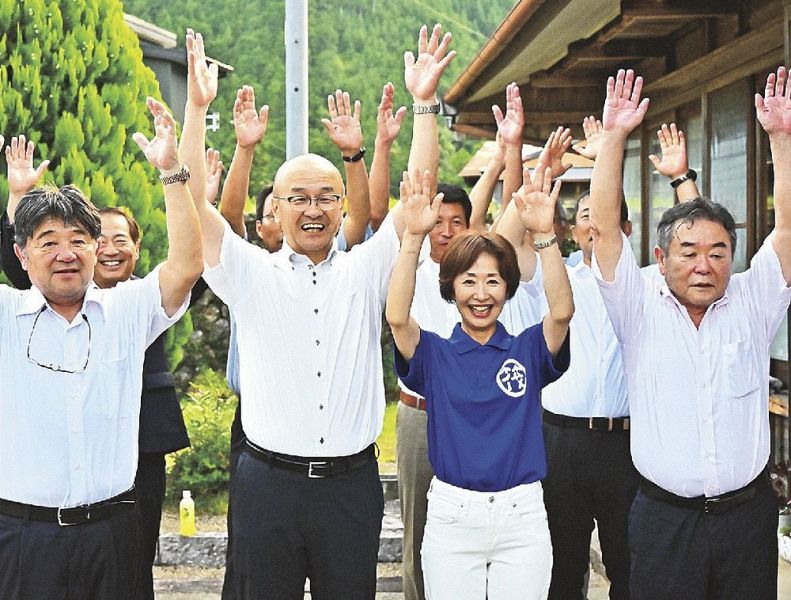 初当選を喜ぶ泉清久氏（左から２人目）、山口賢二村長（右）ら＝９日、和歌山県北山村で