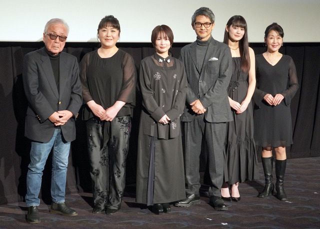 映画『シンペイ～歌こそすべて』舞台挨拶の様子（左から）神山征二郎監督、真由子、志田未来、緒方直人、吉本実憂、土屋貴子 （C）ORICON NewS inc.