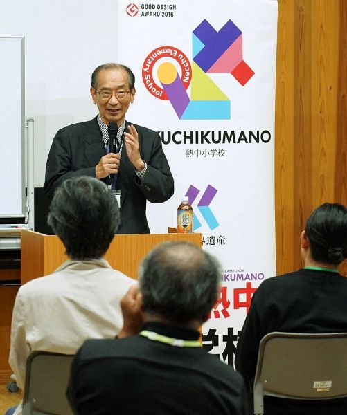 紀州くちくまの熱中小学校で、講義する北川正恭元三重県知事（和歌山県上富田町岩田で）