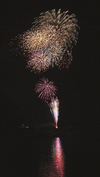 夜空を彩る花火（和歌山県田辺市目良で）