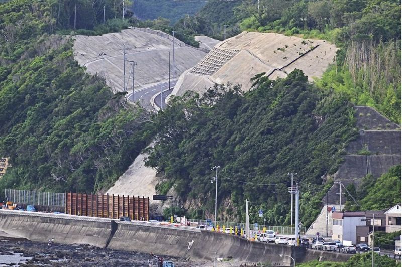 国道４２号の土砂崩れ発生現場。奥に見えるのが町道サンゴ台中央線（７日、和歌山県串本町潮岬から撮影）