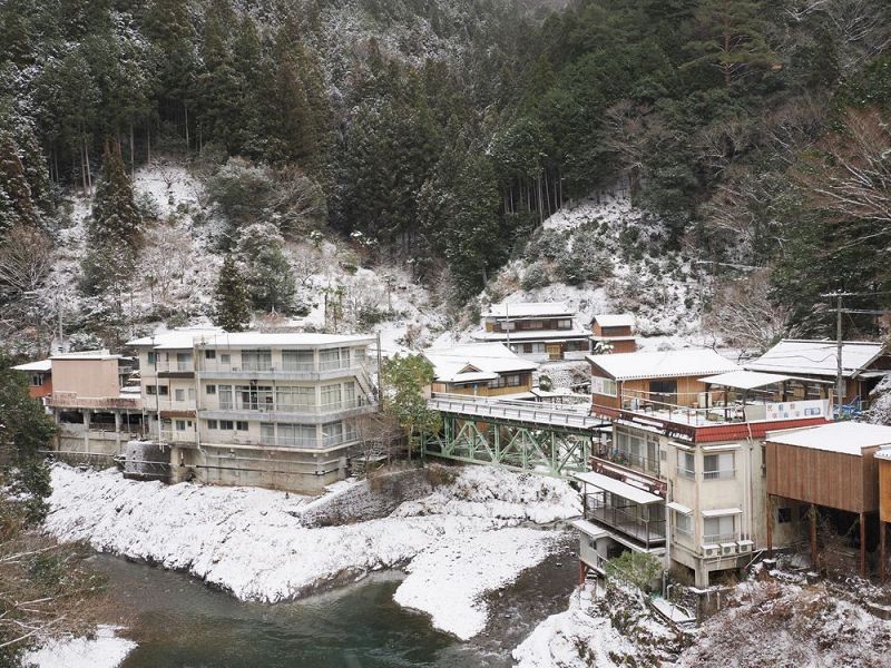 一面真っ白になった山間の集落（１０日午前１０時ごろ、和歌山県田辺市龍神村で）