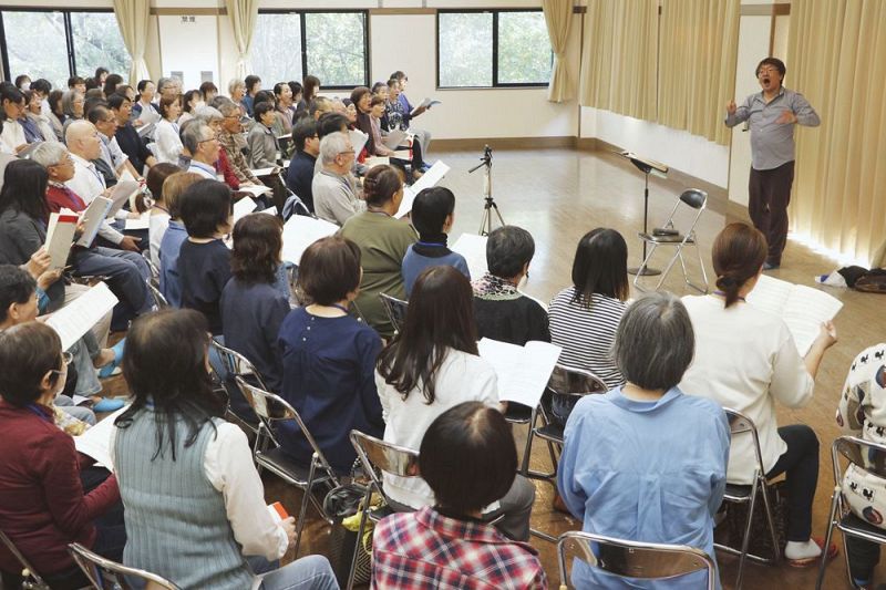 ユーモアを交えながら指導する指揮者の矢澤定明さん（和歌山県田辺市南新万で）