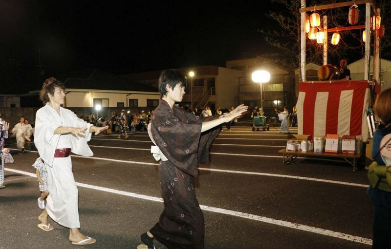 市民団体が助っ人に加わり、にぎやかになった盆踊り（和歌山県田辺市文里１丁目で）