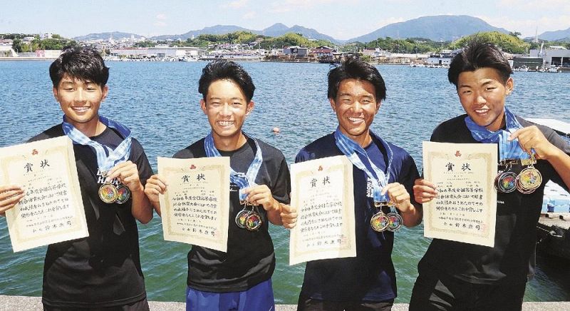 インターハイで優勝した神島の（右から）河野俐久、寒川峻輔、寺山桜成、中西駿の各選手