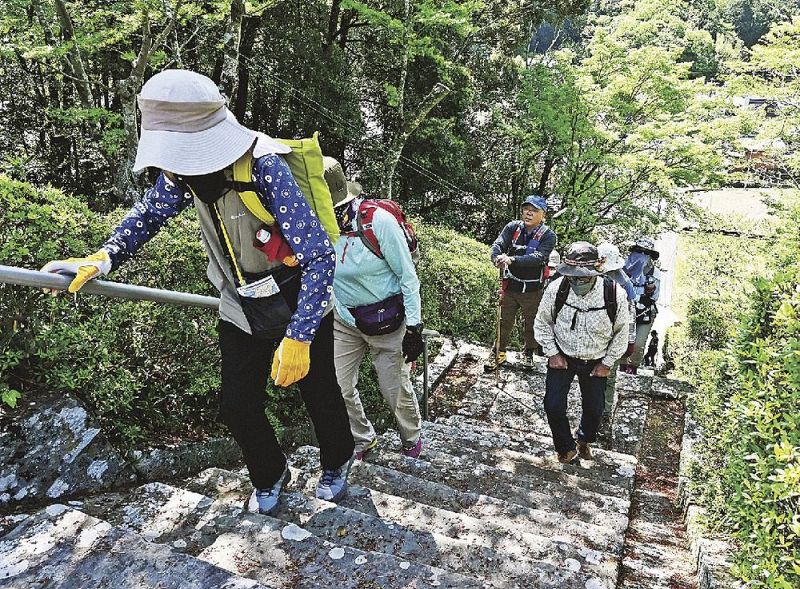 「古座街道踏破ウオーク」でルート沿いにある観音寺を訪ねる参加者ら（和歌山県上富田町生馬で）