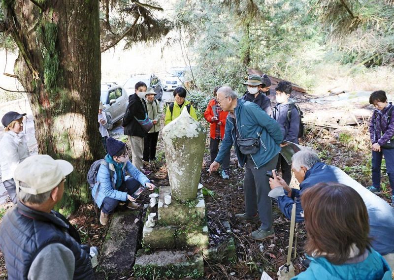 忍定の石碑を観察する参加者（和歌山県古座川町大桑で）