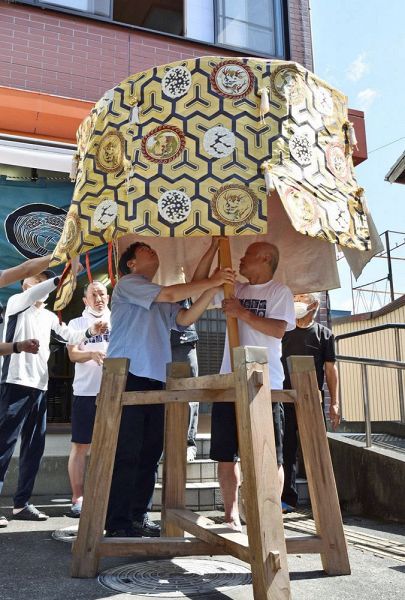 衣笠を組み立てる住民（２３日、和歌山県田辺市紺屋町で）