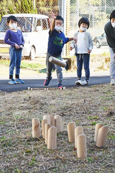 モルックを体験する子どもたち（和歌山県みなべ町清川で）