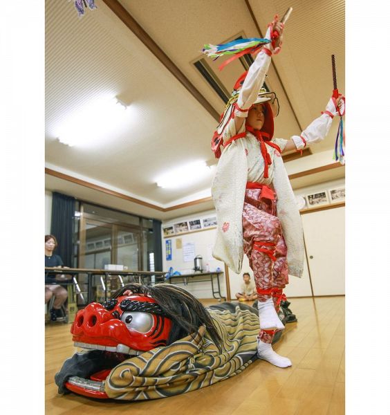 ササラを舞う渡瀬帆夏さん（和歌山県串本町西向で）