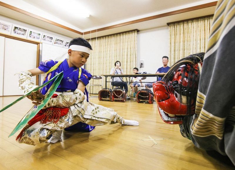 玉獅子を舞う伊藤匠吾君