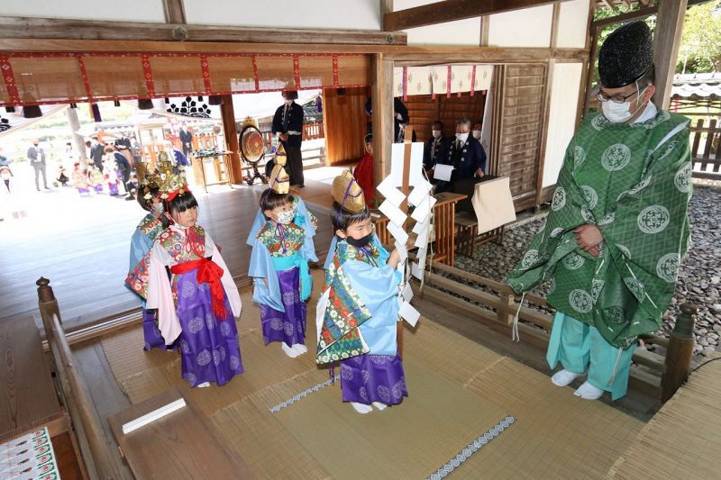 きらびやかな衣装で健康祈願する子どもたち（１９日、和歌山県白浜町十九渕で）