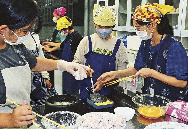 教わりながら、卵焼きや梅酢唐揚げを作る上南部小学校の児童（和歌山県みなべ町谷口で）