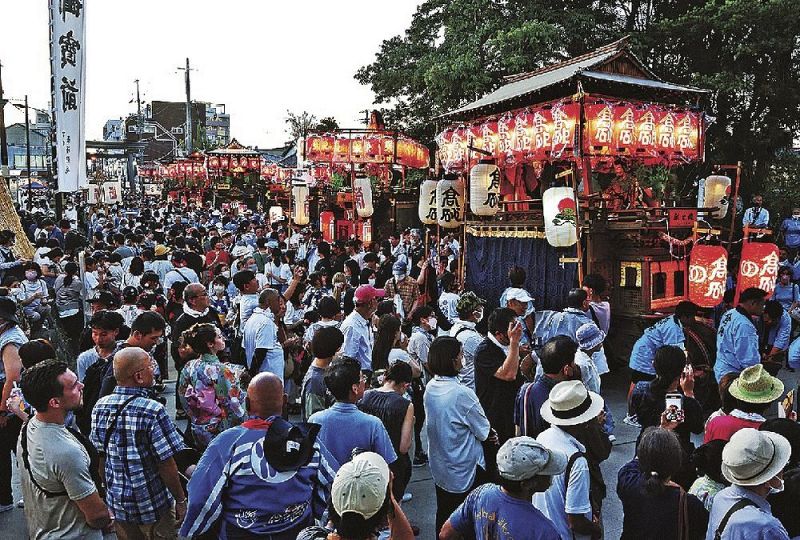 鳥居前に集まったお笠（２０２３年７月２４日、和歌山県田辺市東陽で）