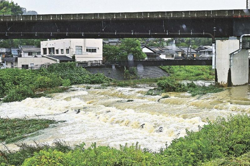 増水した右会津川（３１日午前８時半ごろ、和歌山県田辺市秋津町で）