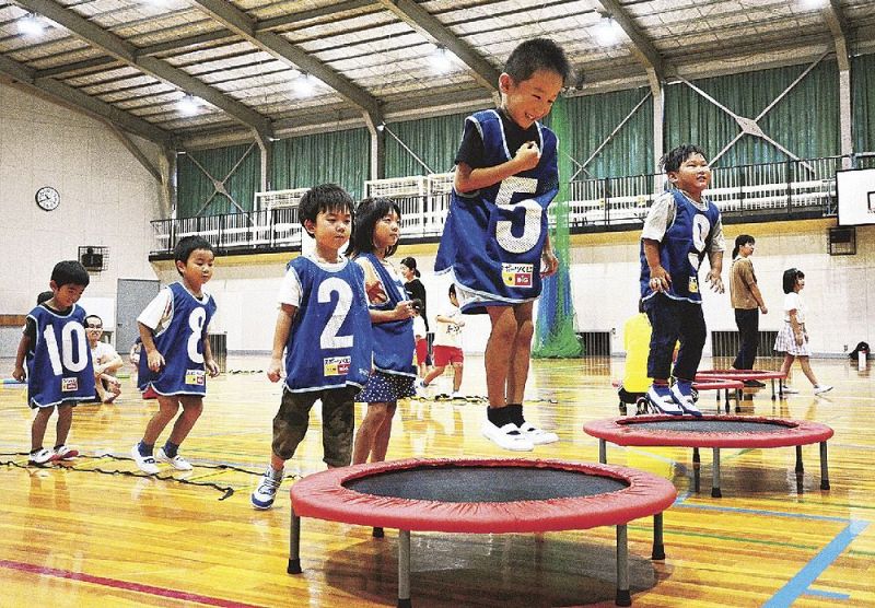 トランポリンを使って運動を楽しむ幼児（和歌山県みなべ町東本庄で）