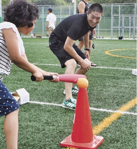 野球の初心者に向けた道具を使って子どもを指導する吉水智章さん（和歌山県みなべ町西本庄で）