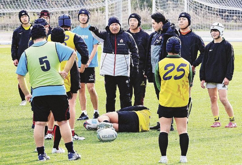 高校生を指導するエディー・ジョーンズ日本代表ヘッドコーチ（中央）＝２７日、和歌山県上富田町朝来で