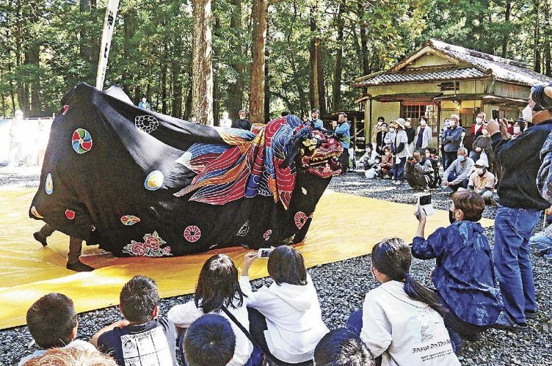 見物人を魅了した「上野の獅子舞」（３日、和歌山県田辺市下川下で）