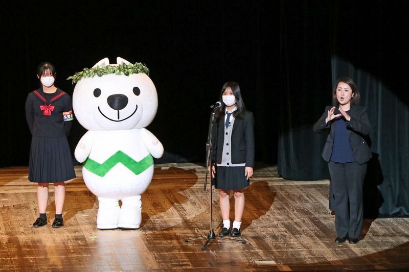 近畿高校総合文化祭の総合開会式で県の魅力を紹介する田辺高校２年、井川咲世さん（右から２人目）＝和歌山市の県民文化会館で