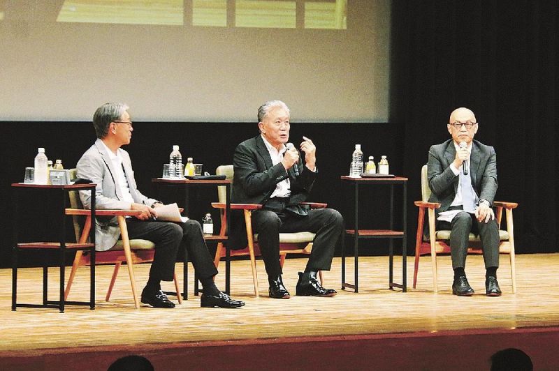 真砂充敏市長（左）の司会で熊野の魅力について語る内田樹さん（中央）、釈徹宗さん＝和歌山県田辺市新屋敷町で