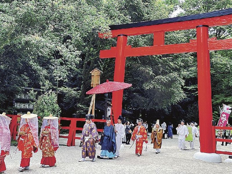 時代装束をまとい、行列を組んで下鴨神社に青梅を奉納する紀州梅の会の関係者（６日、京都市で）＝紀州梅の会提供