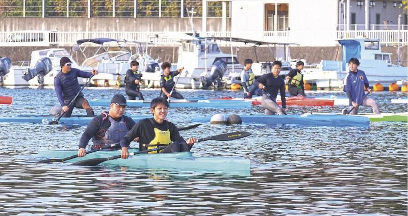 仲間と初漕ぎを楽しむ参加者（和歌山県田辺市の文里湾で）