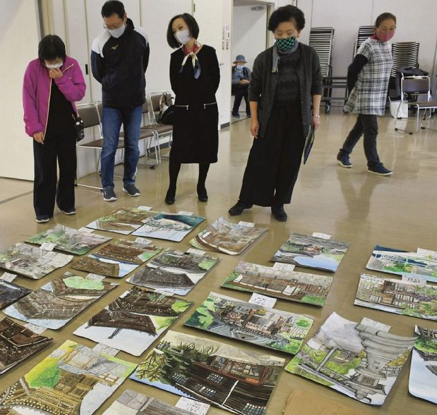 応募作品を並べ、入賞作品を選ぶ審査員（和歌山県田辺市秋津町で）