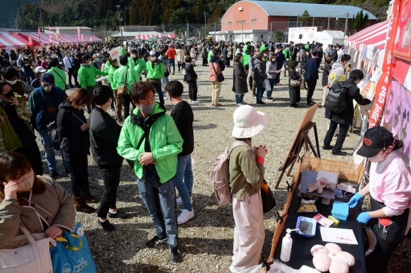 多くの来場者でにぎわった今年２月の「グルメ甲子園」（和歌山県みなべ町）