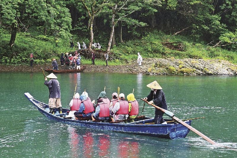 熊野古道大辺路の「富田坂」と「仏坂」をつなぐ「安居の渡し」（昨年７月、和歌山県白浜町安居で）