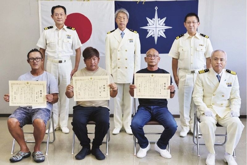 感謝状を受け取った（前列左から）荒尾茂希さん、長野好孝さん、岩元秀行さん＝田辺市文里１丁目で