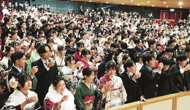 門出を祝い、梅ジュースで乾杯する出席者（１２日、和歌山県田辺市新屋敷町で）